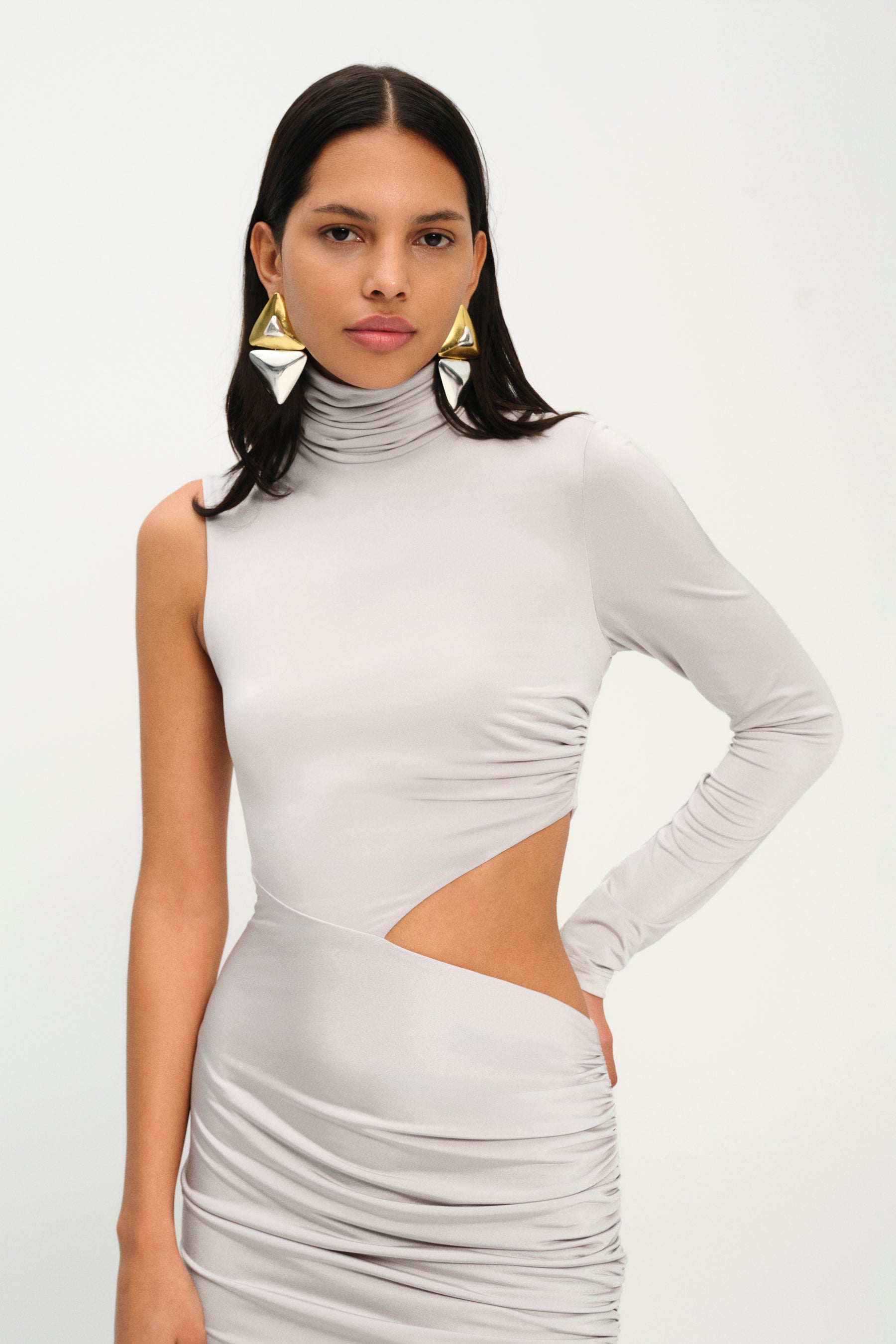 İnci yüksek yaka uzun kollu cut-out detaylı yırtmaçlı maxi elbise