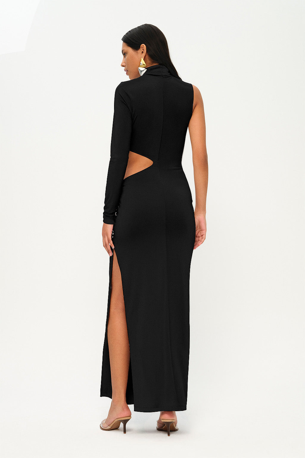 Siyah yüksek yaka uzun kollu cut-out detaylı yırtmaçlı maxi elbise