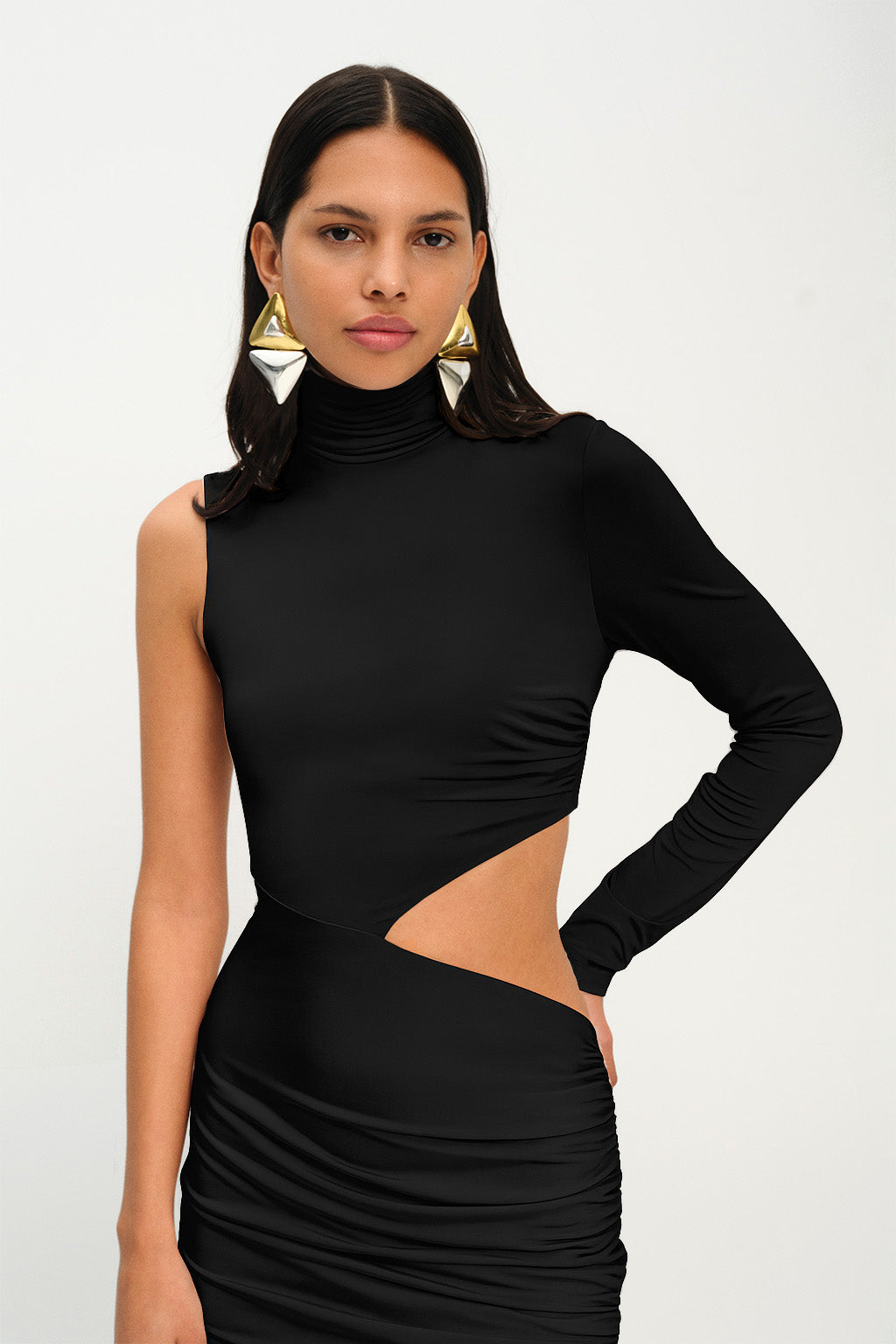 Siyah yüksek yaka uzun kollu cut-out detaylı yırtmaçlı maxi elbise