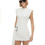 Beyaz yüksek yaka tokalı drapeli kuyruk detaylı mini elbise