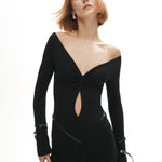 Siyah düşük omuzlu açık yaka ispanyol paça tulum