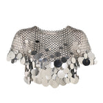 Parlak metal disk süslemeli zincir detaylı metal crop top