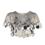 Parlak metal disk süslemeli zincir detaylı metal crop top