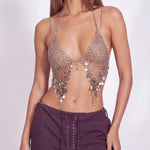 metal zincir halter top, üçgen form, pul uç detayları ve ayarlanabilir kapanma, tek beden.
