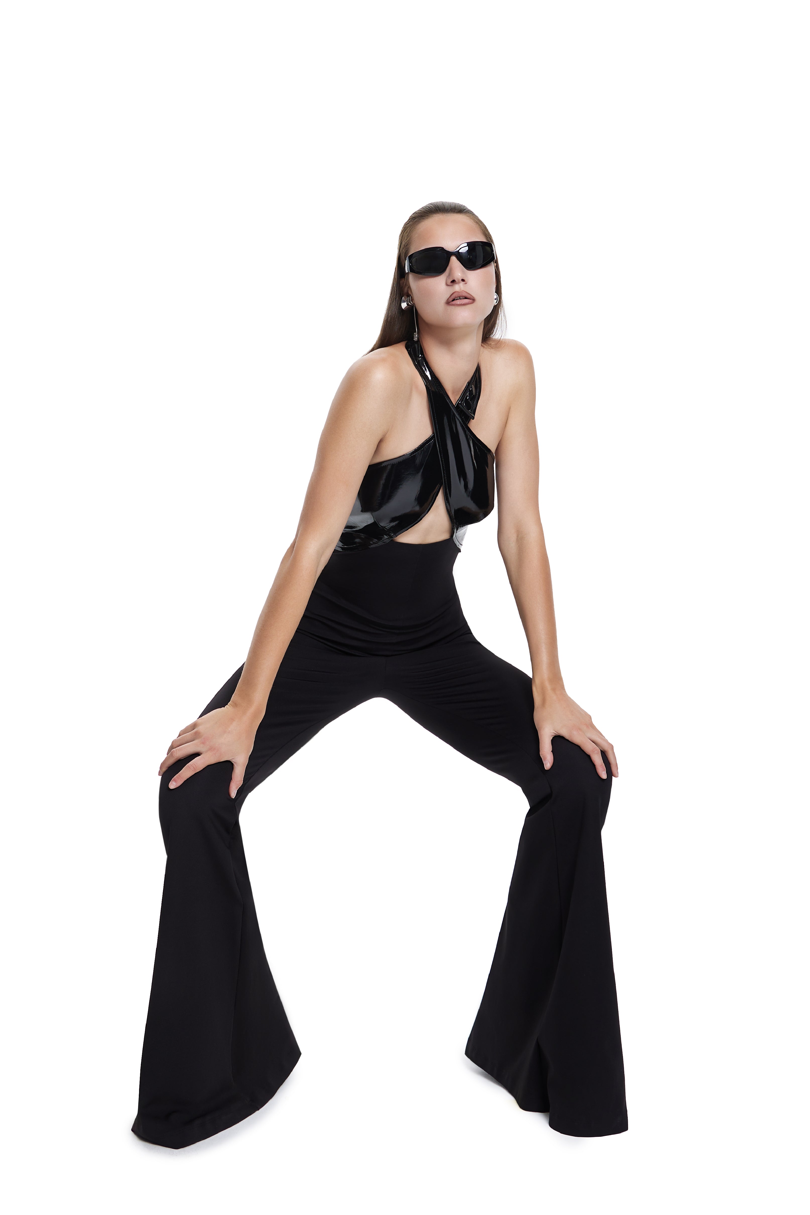 Khela siyah boyundan bağlamalı cut-out tulum