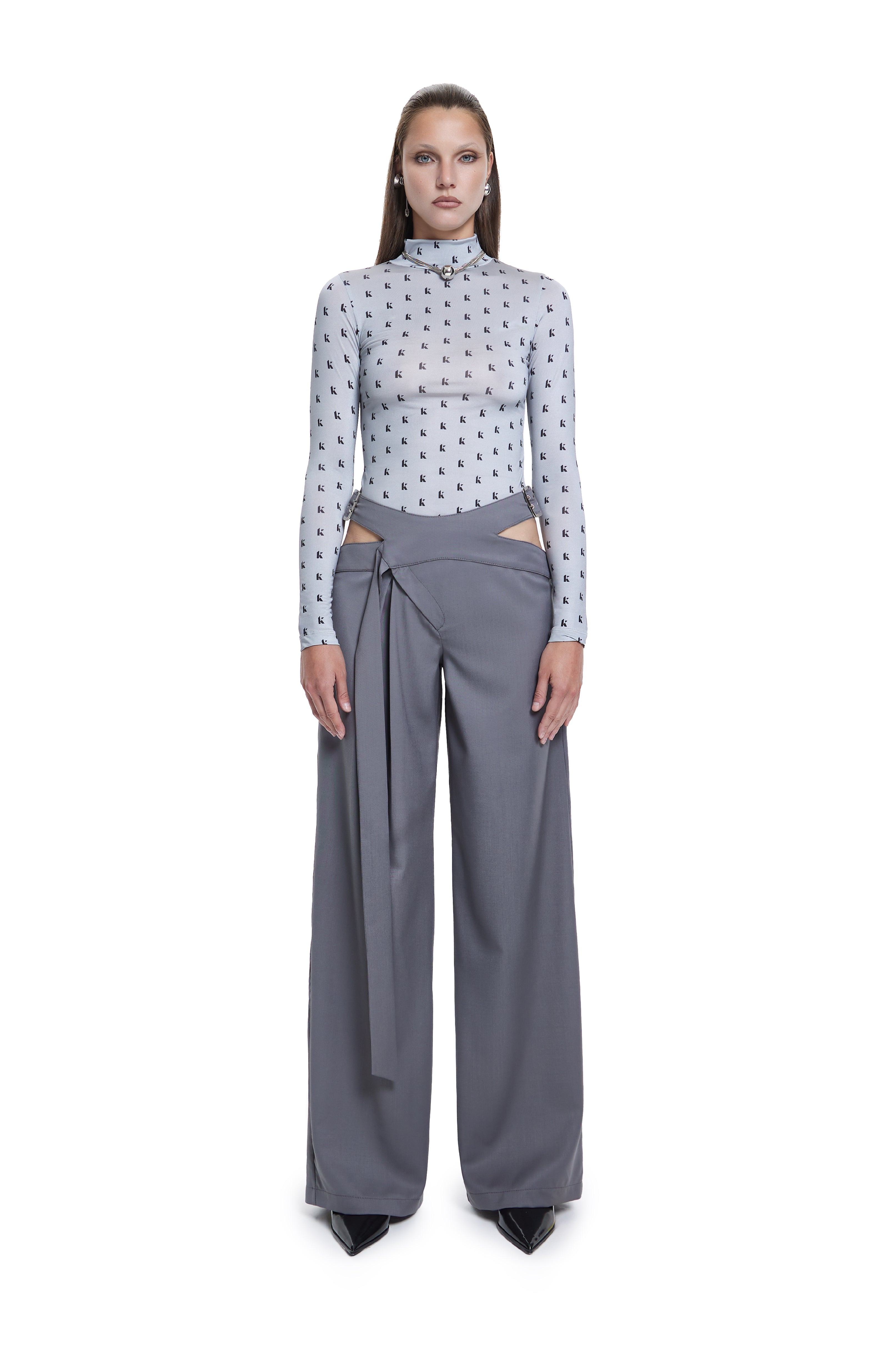 Khela bel dekolteli demir tokalı gri kumaş pantolon