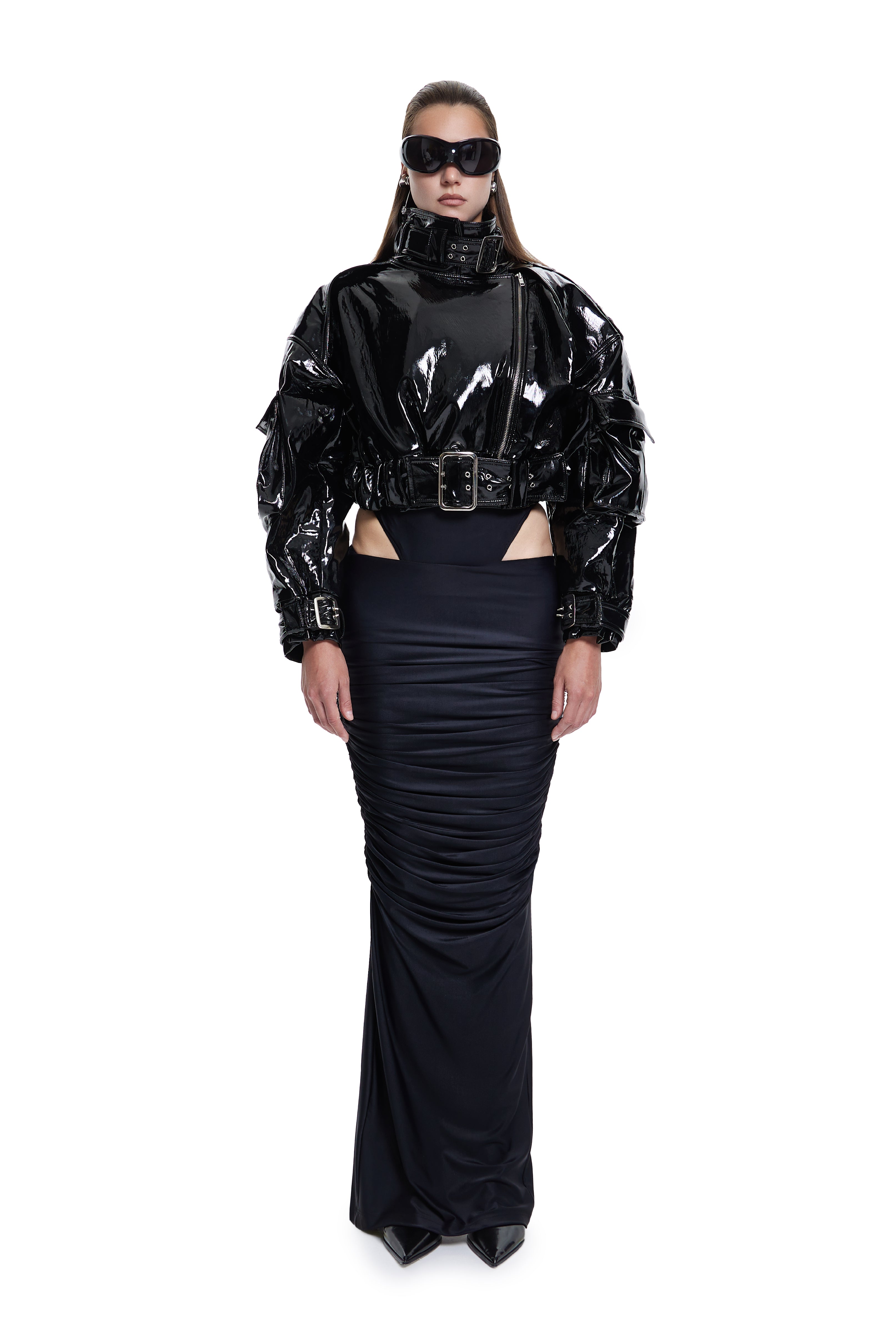 Khela siyah parlak deri görünümlü, metal tokalı dik yaka ceket