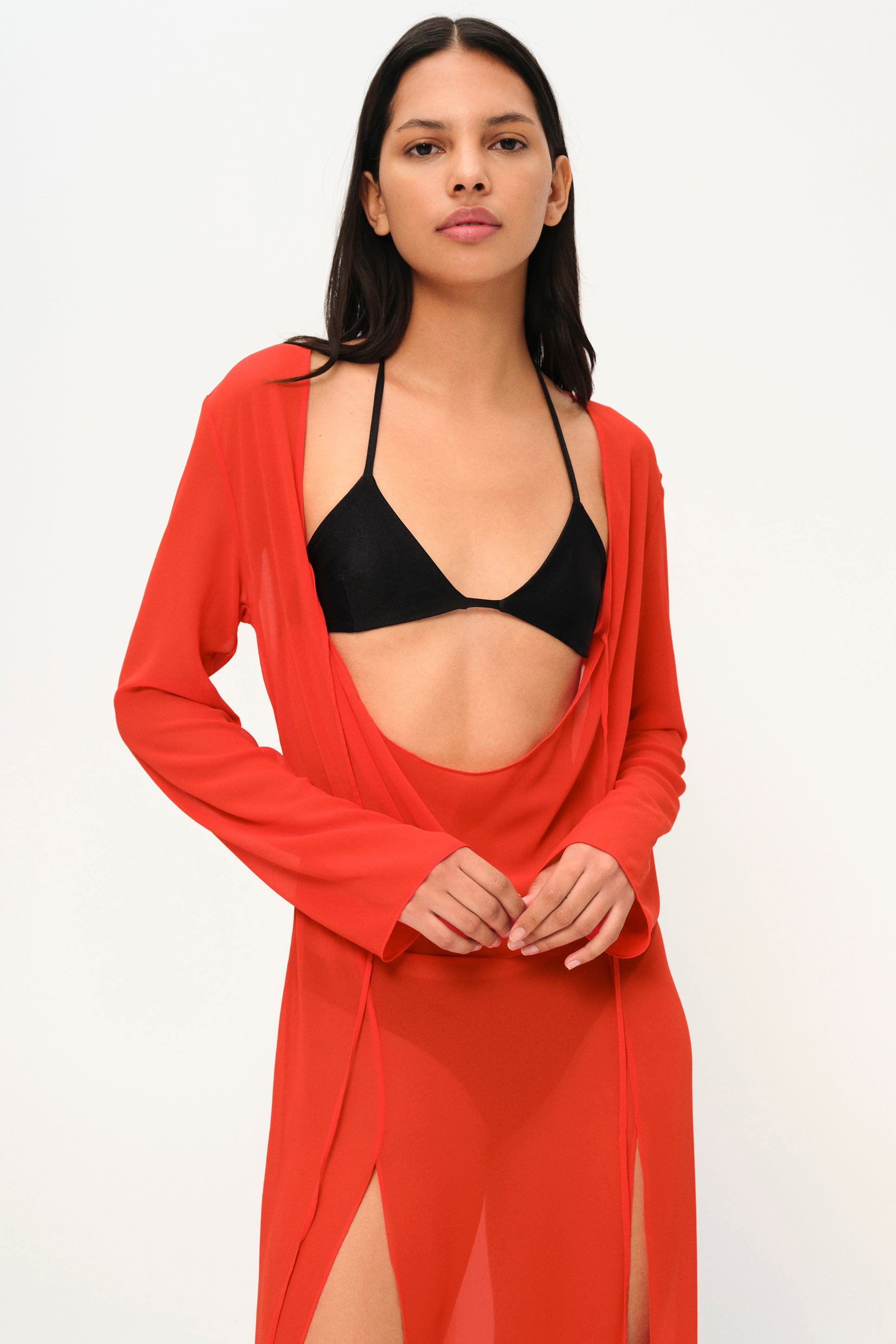 Kırmızı şifon uzun kollu bağlamalı maksi plaj elbisesi