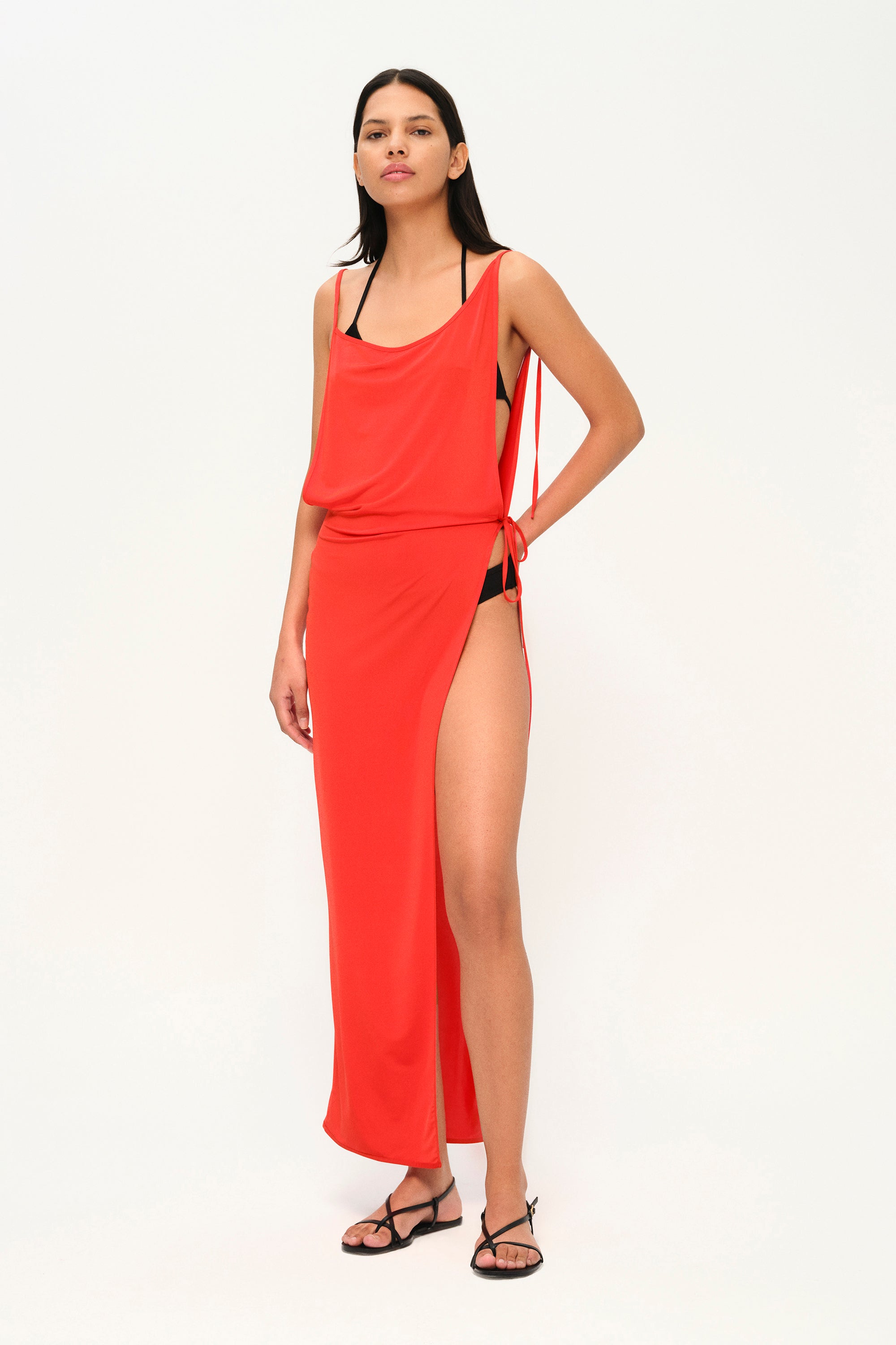 Kırmızı bağcıklı derin yırtmaçlı plaj elbisesi