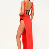 Kırmızı bağcıklı derin yırtmaçlı plaj elbisesi