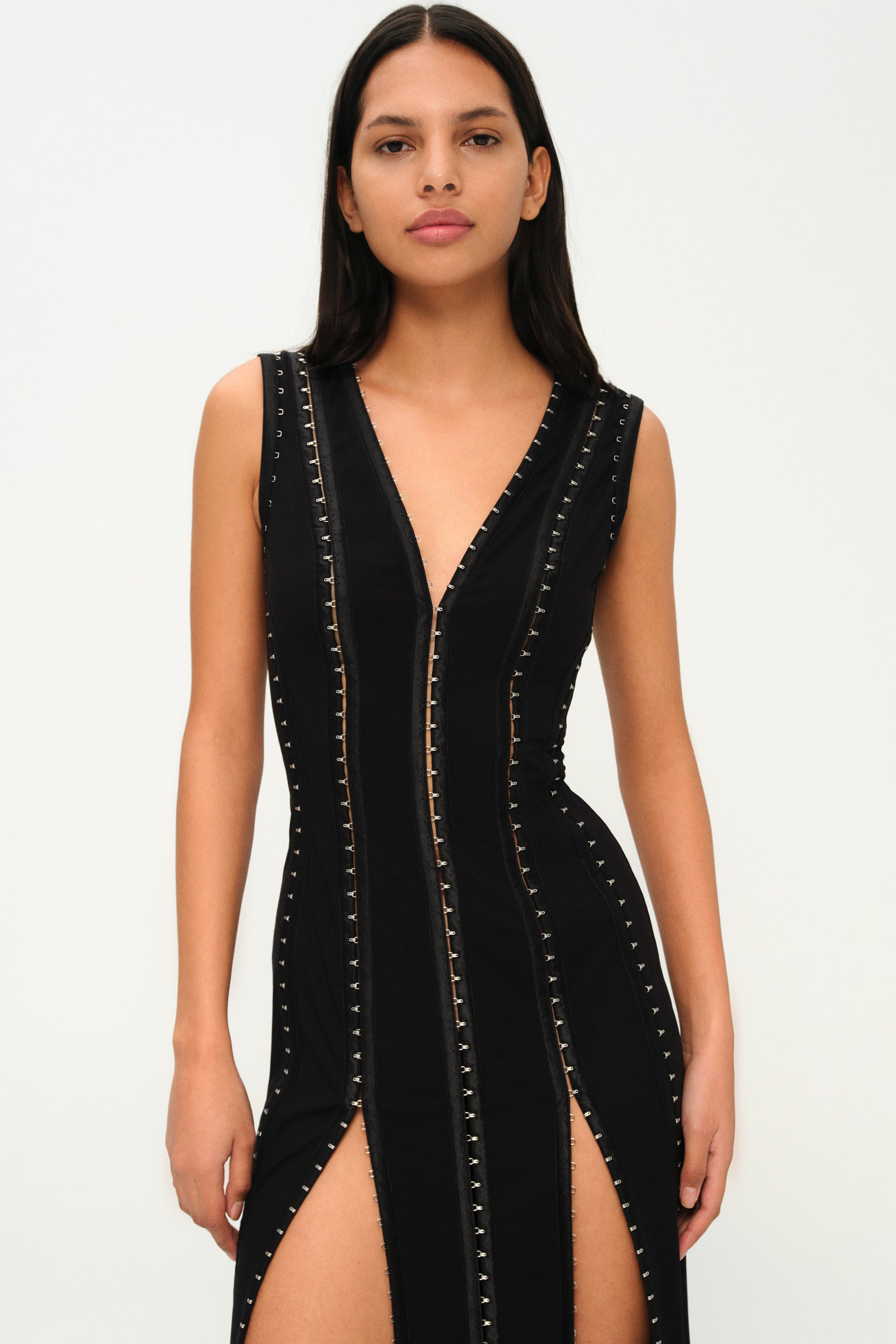 Siyah agraflı derin V yaka çift yırtmaçlı maxi elbise