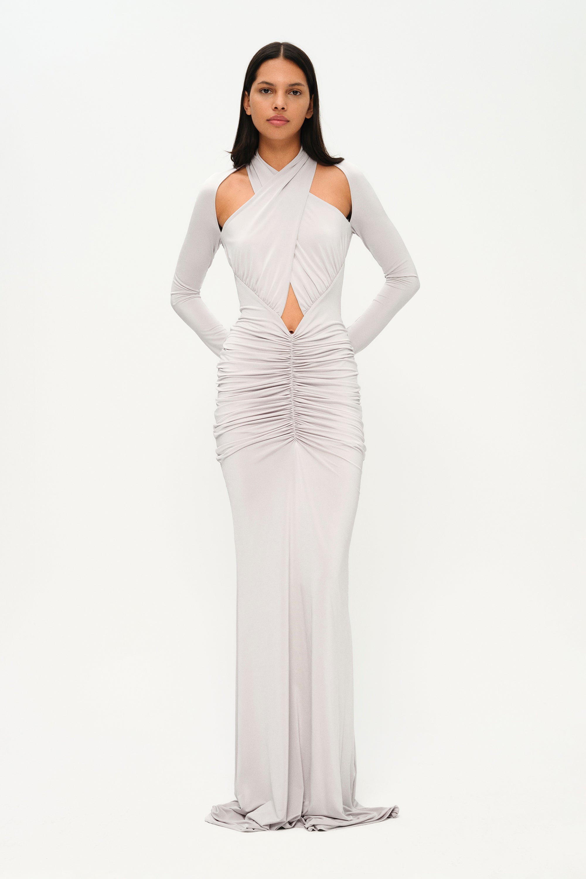 İnci uzun kollu çapraz askılı cut-out detaylı drapeli maxi elbise