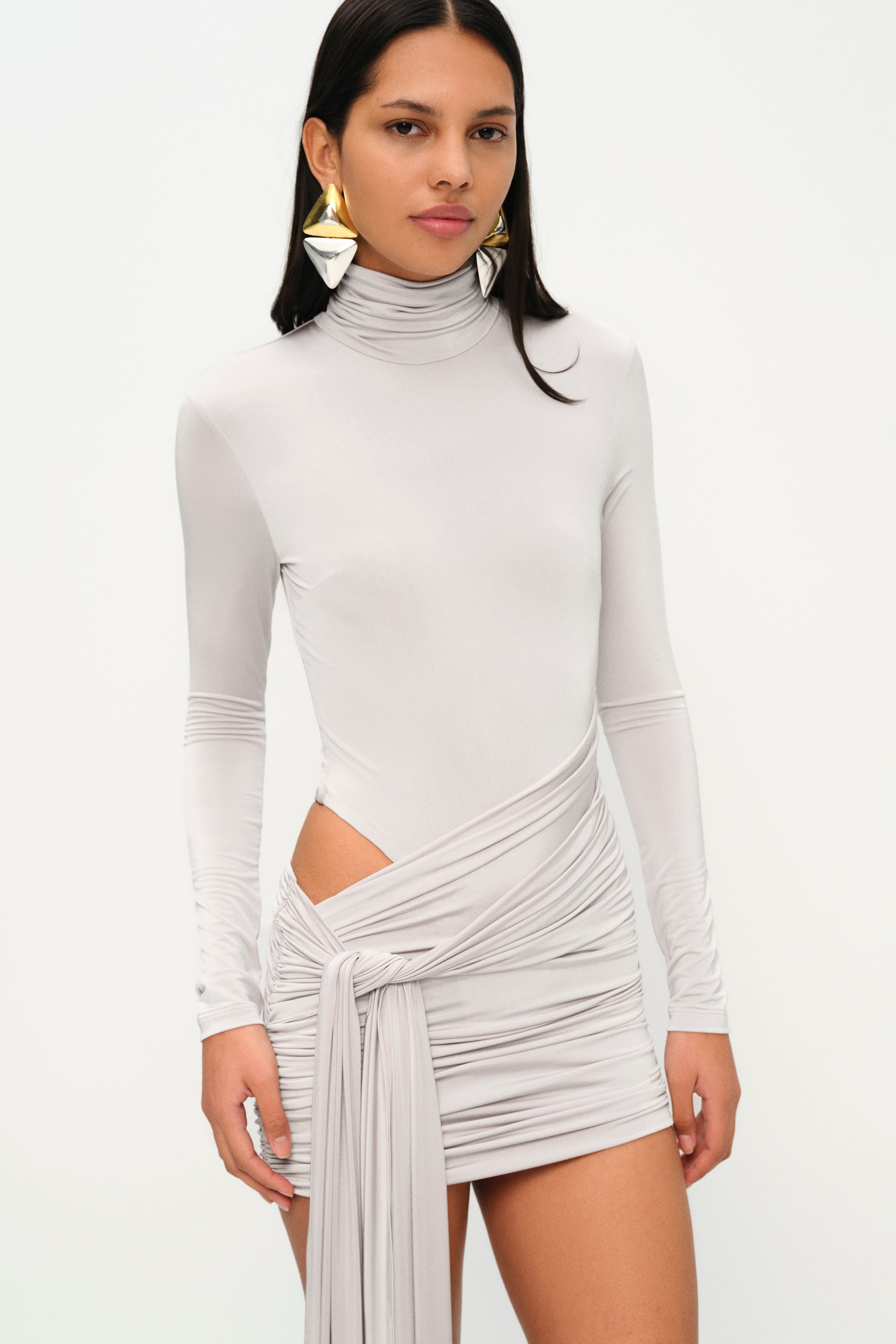 İnci yüksek yaka uzun kollu drapeli mini elbise