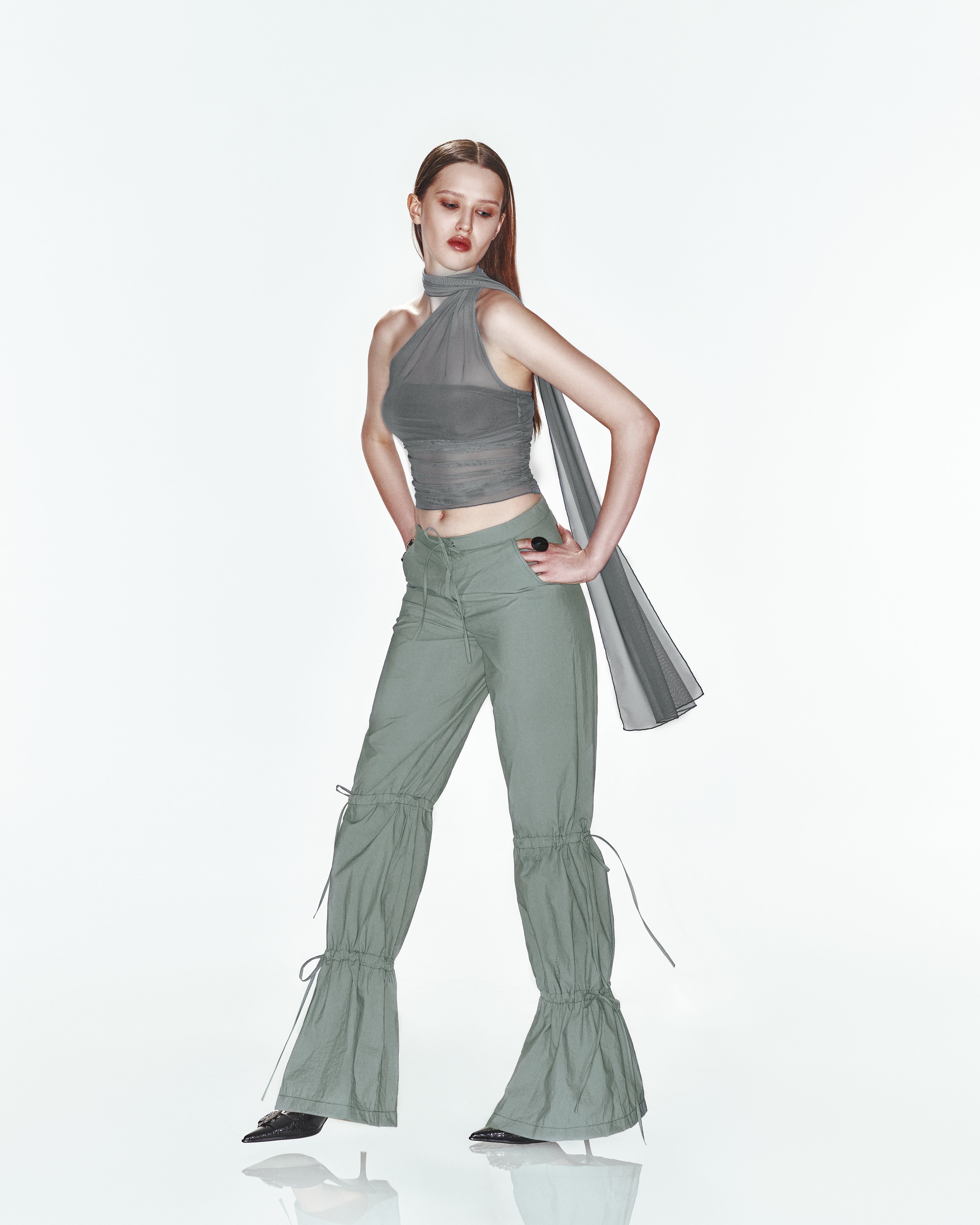 Gri straplez astarlı tek omuz detaylı tül top