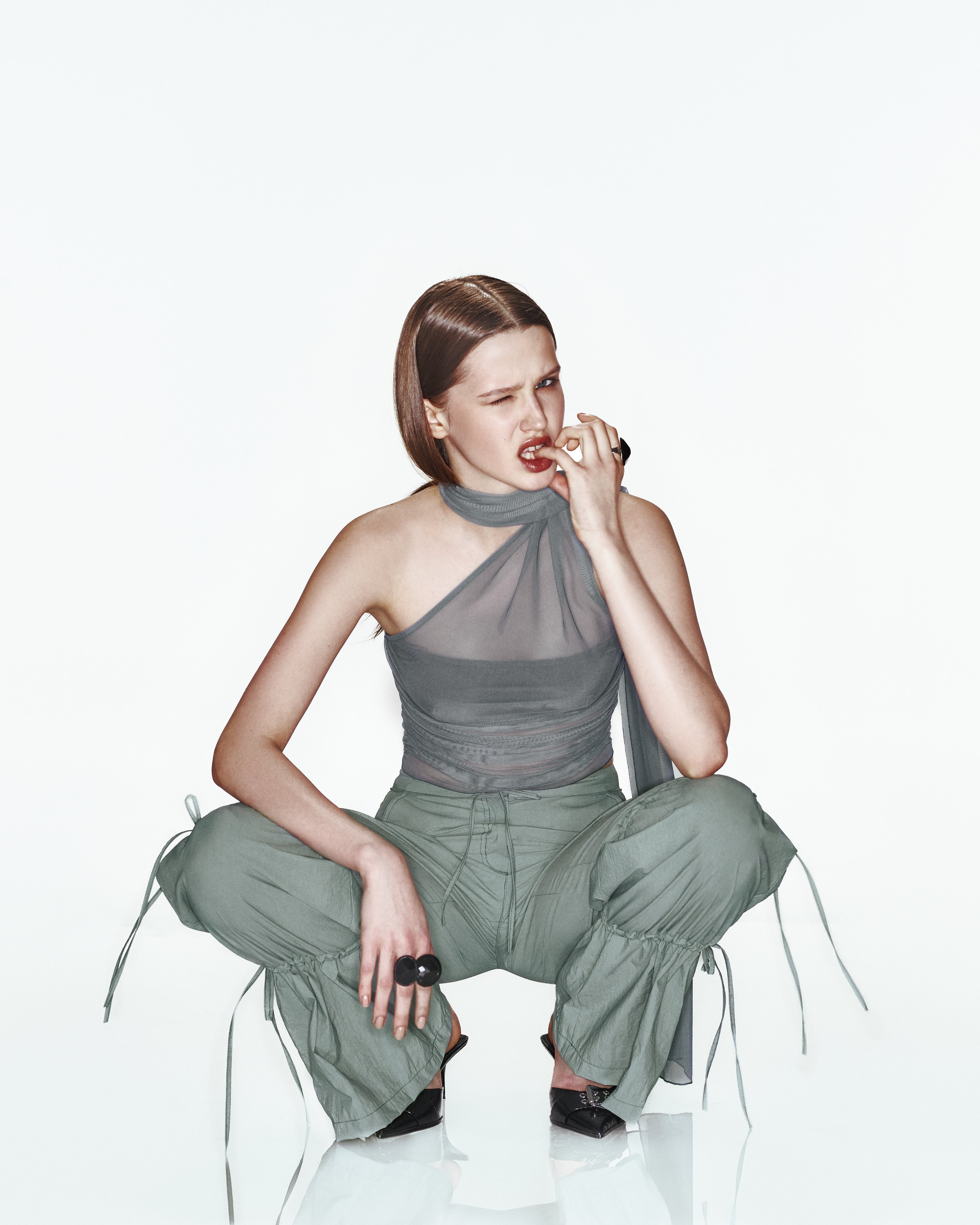 Yeşil ayarlanabilir bağcık büzgü detaylı paraşüt pantolon