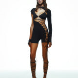 Khela siyah jarse kumaş, vücuda oturan kesim, ön dekolte, bağcıklı ve çıkarılabilir bralette detaylı tulum