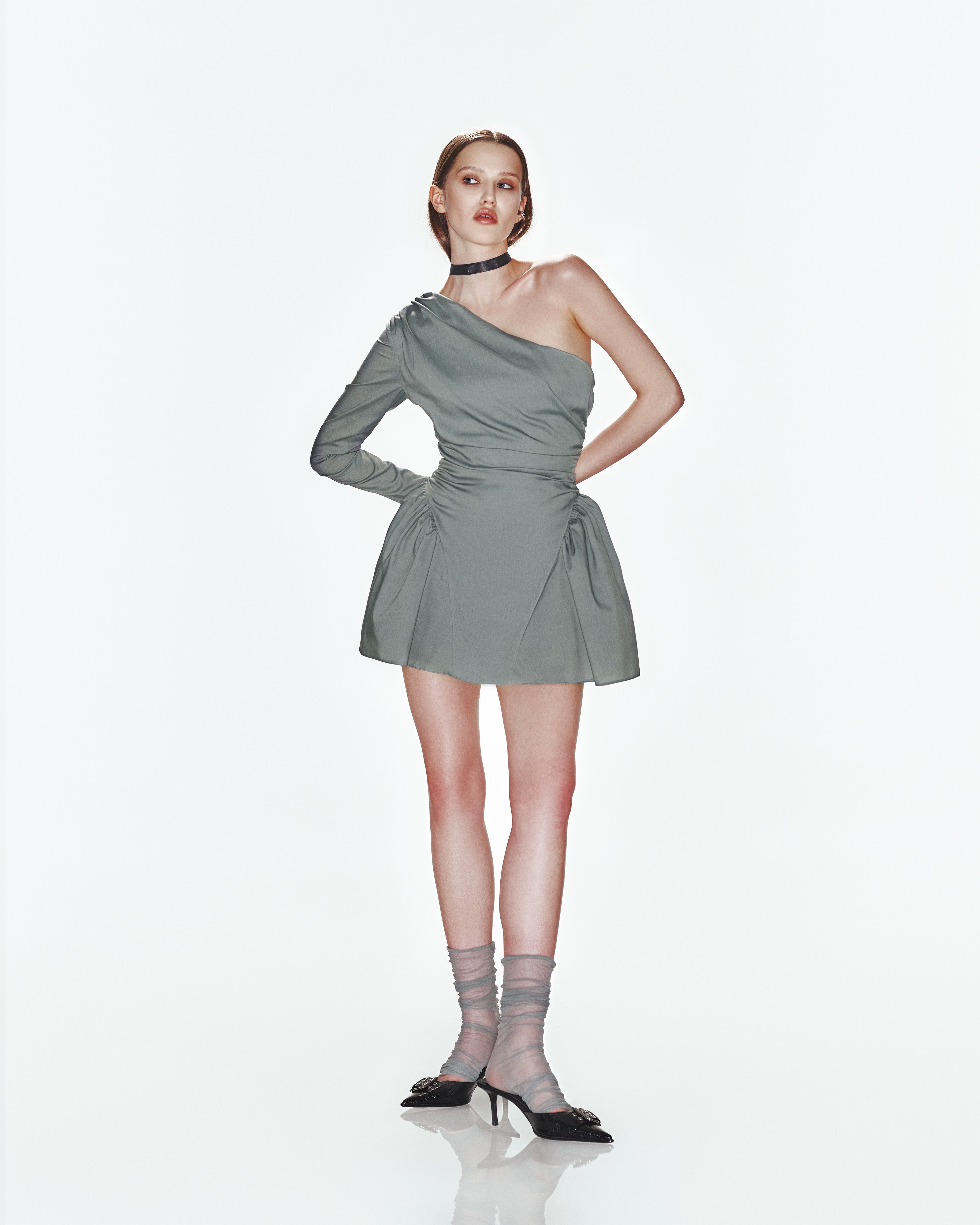 Yeşil bele oturan tek kol mini elbise