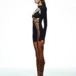 Khela siyah jarse kumaş, vücuda oturan kesim, ön dekolte, bağcıklı ve çıkarılabilir bralette detaylı tulum