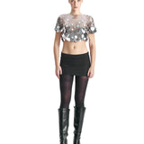 Parlak metal disk süslemeli zincir detaylı metal crop top