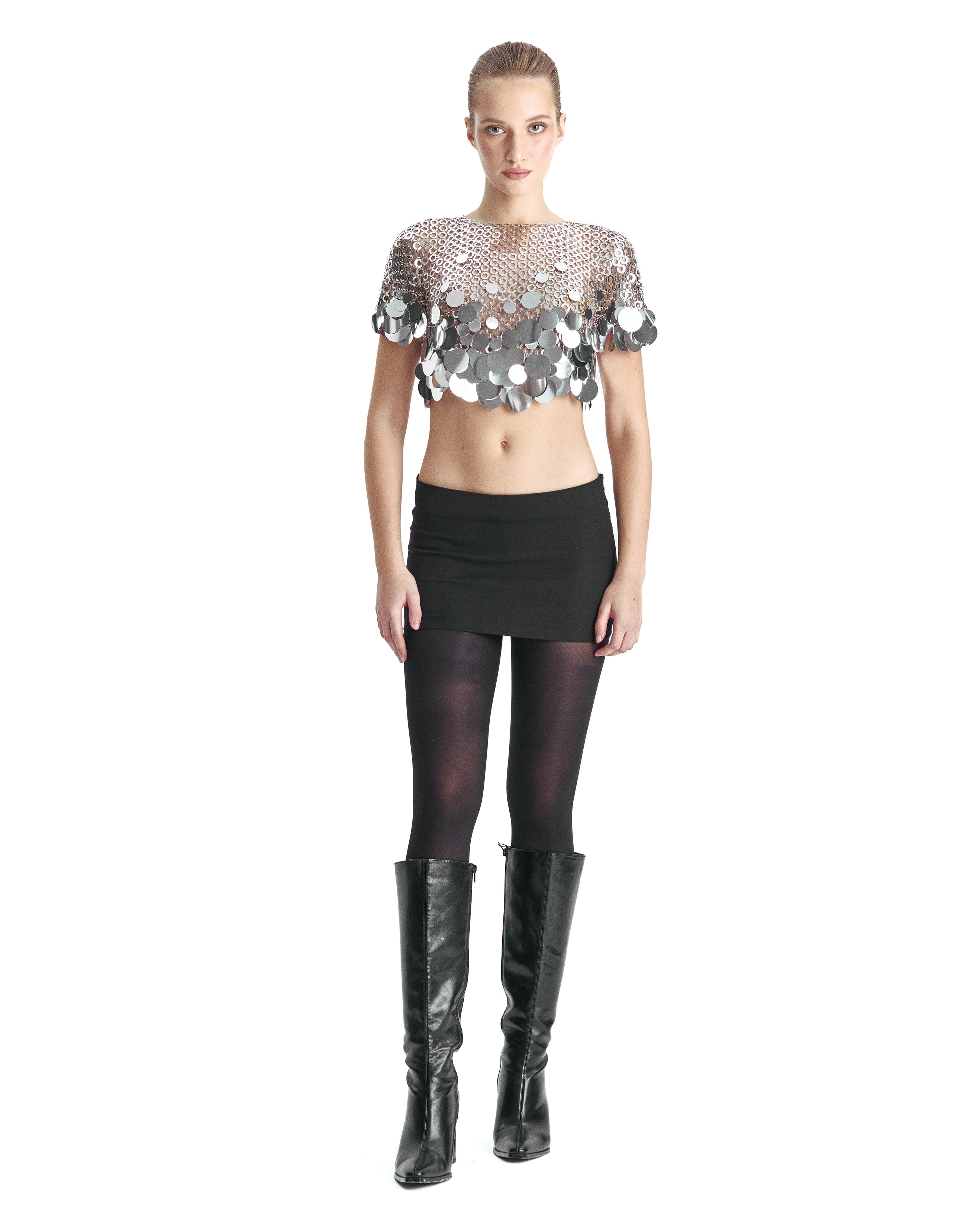 Parlak metal disk süslemeli zincir detaylı metal crop top