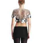 Parlak metal disk süslemeli zincir detaylı metal crop top