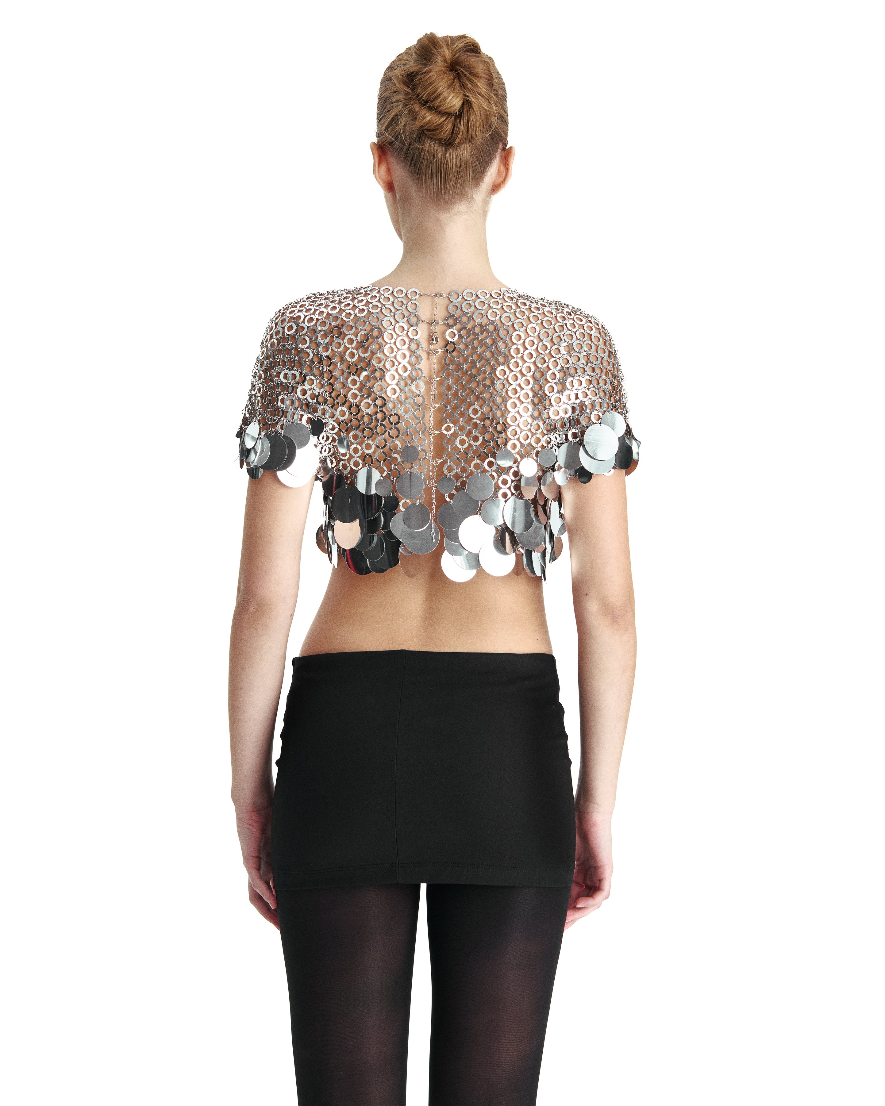 Parlak metal disk süslemeli zincir detaylı metal crop top