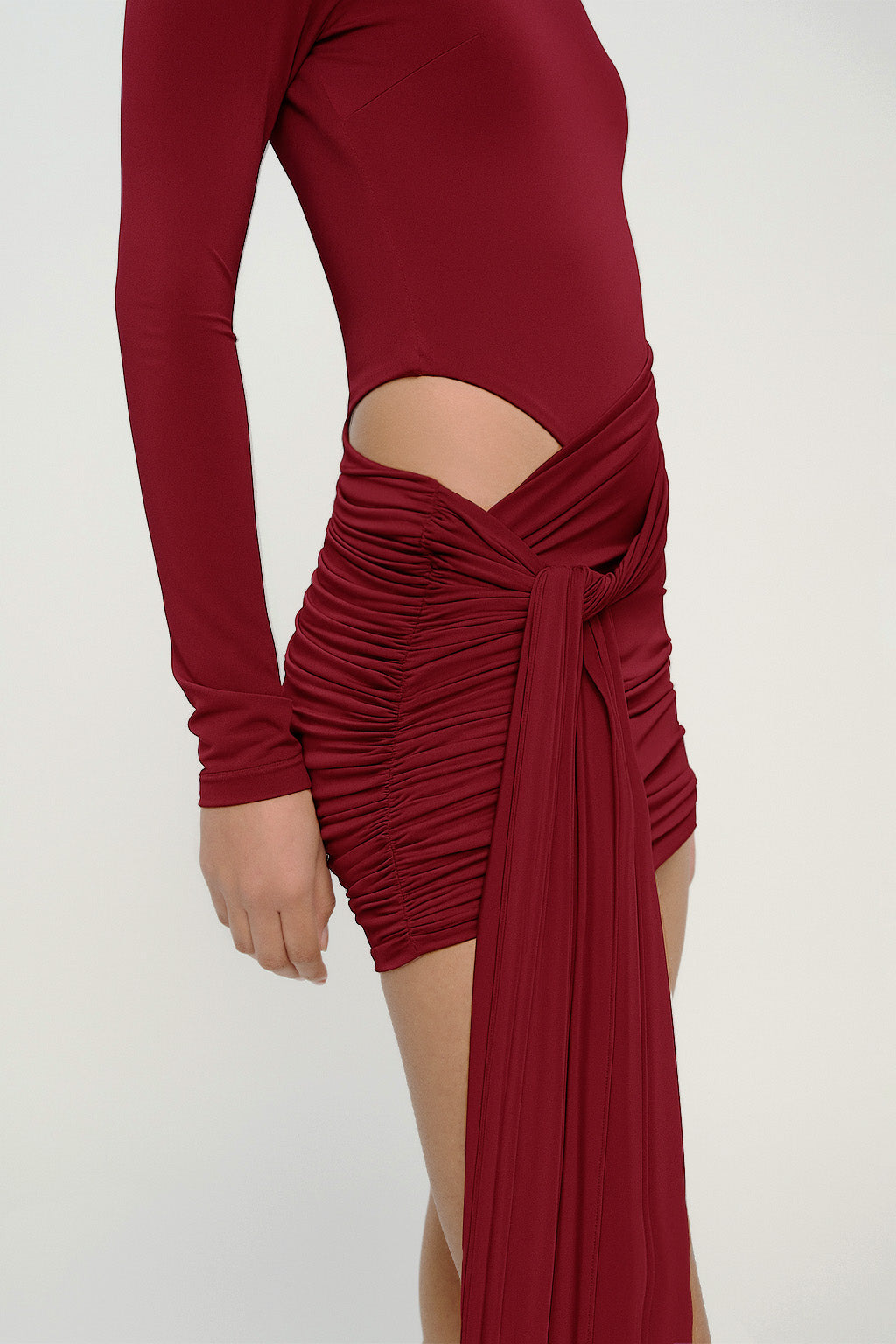  Bordo yüksek yaka uzun kollu drapeli mini elbise