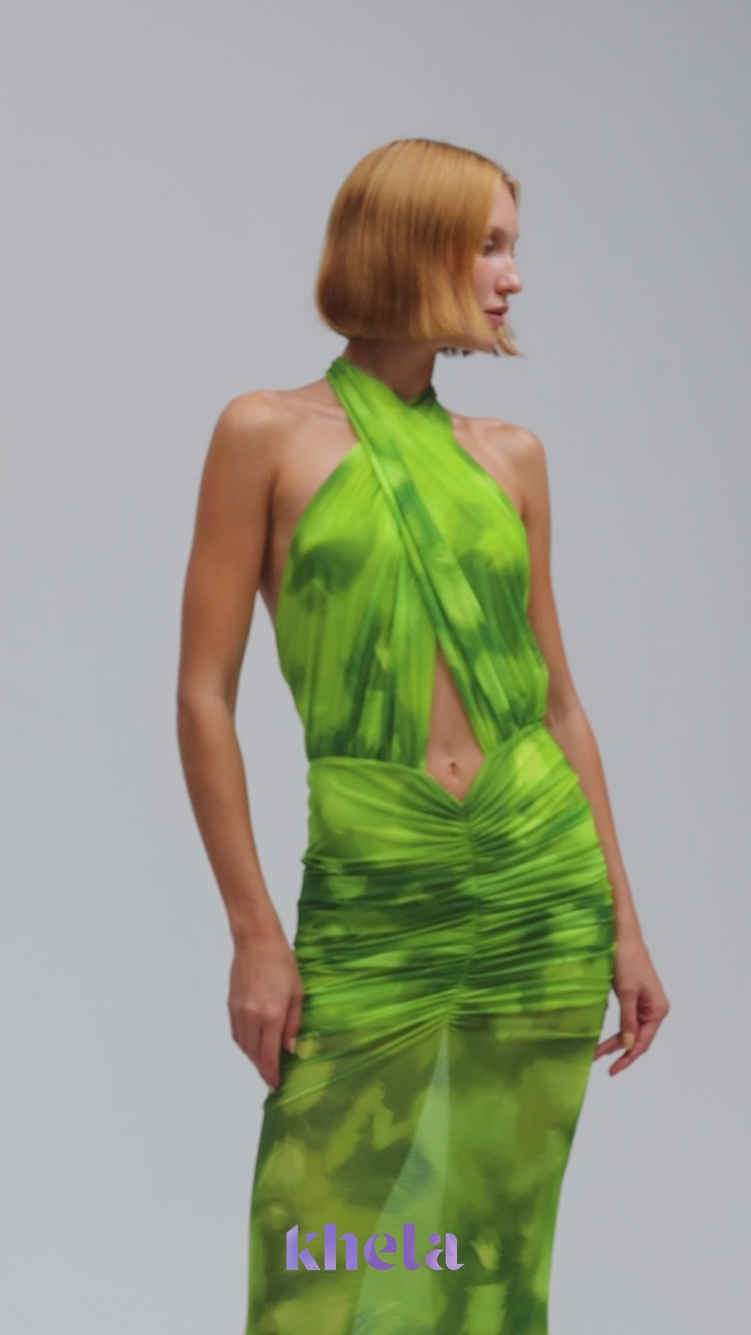 Yeşil tül kumaş büzgü detaylı göğüs dekolteli transparan maksi elbise