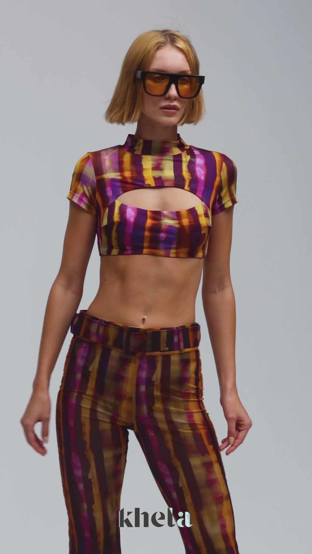 Desen baskılı dik yakalı ön pencere detaylı top