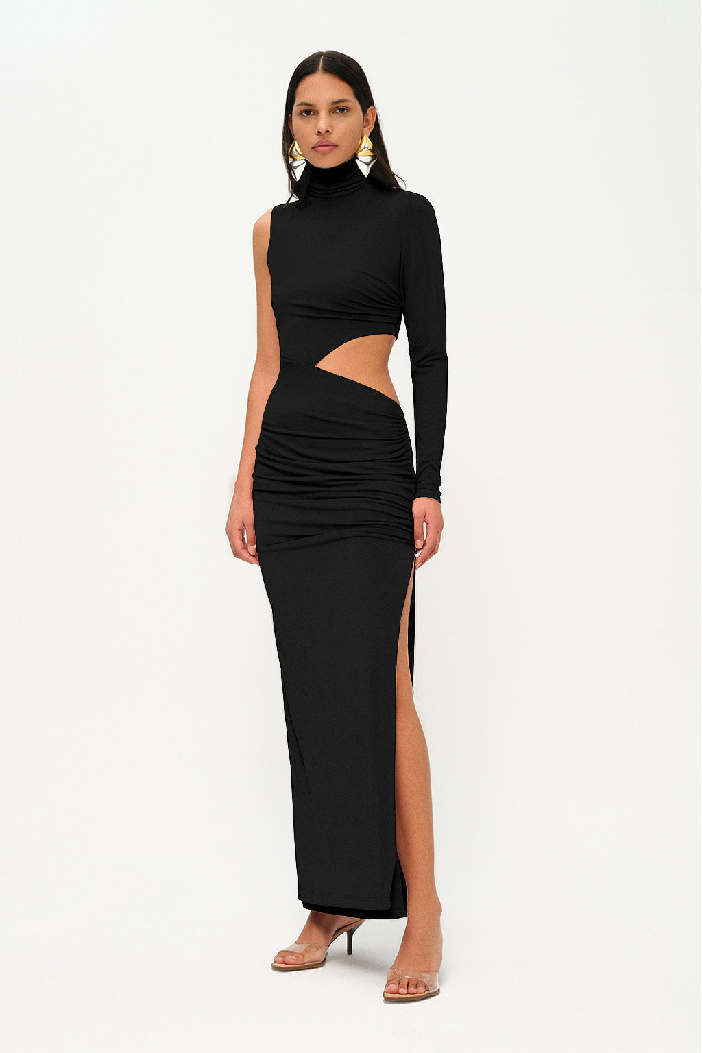Siyah yüksek yaka uzun kollu cut-out detaylı yırtmaçlı maxi elbise