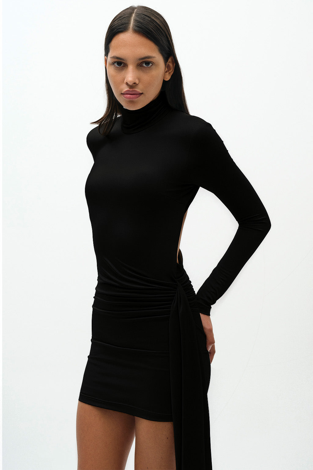Siyah yüksek yaka uzun kollu drapeli mini elbise 